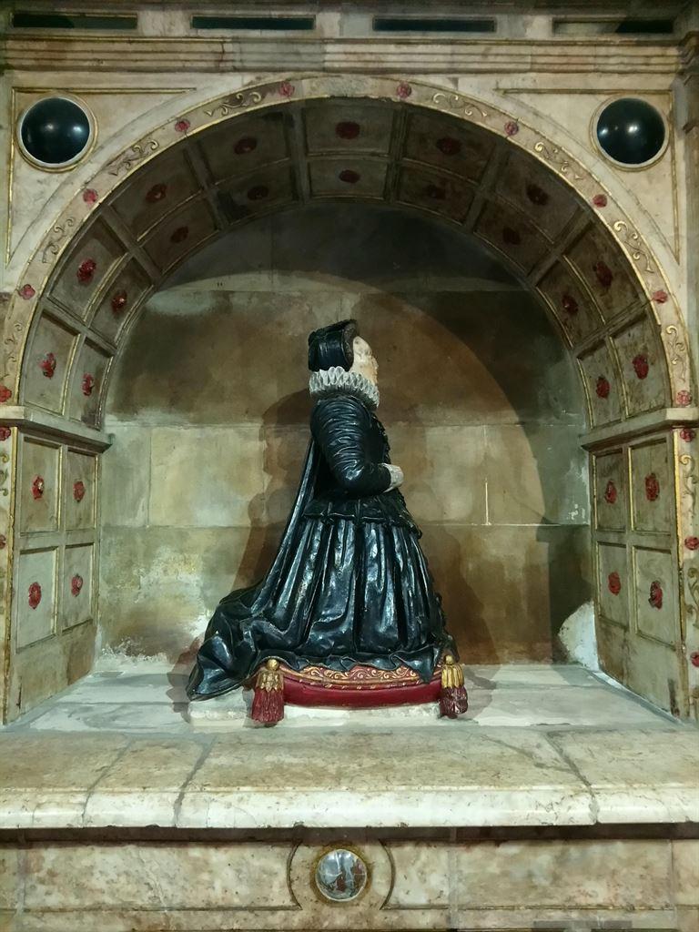 tomb2
