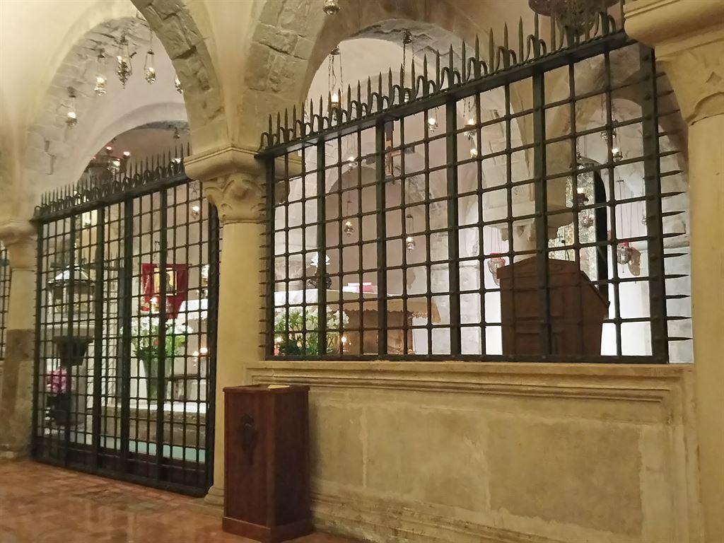 tomb1