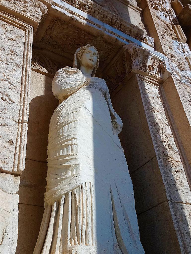 statue