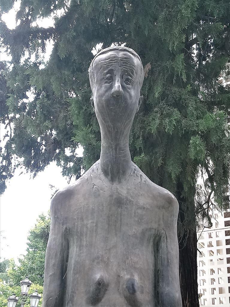 statue2