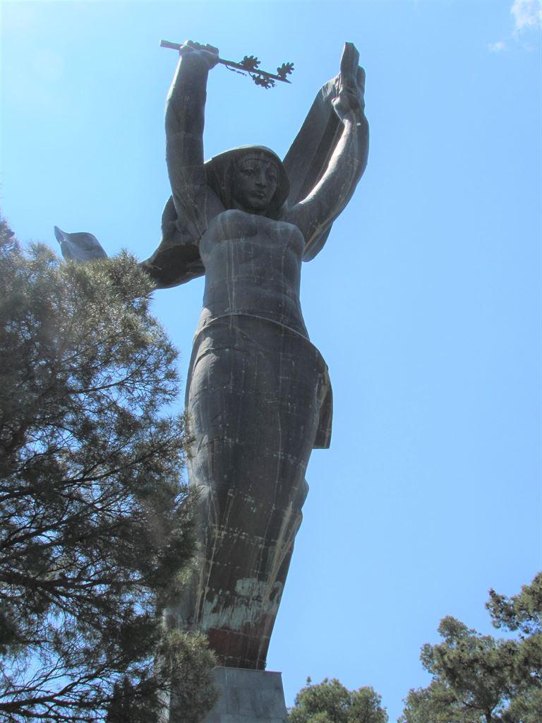 statue