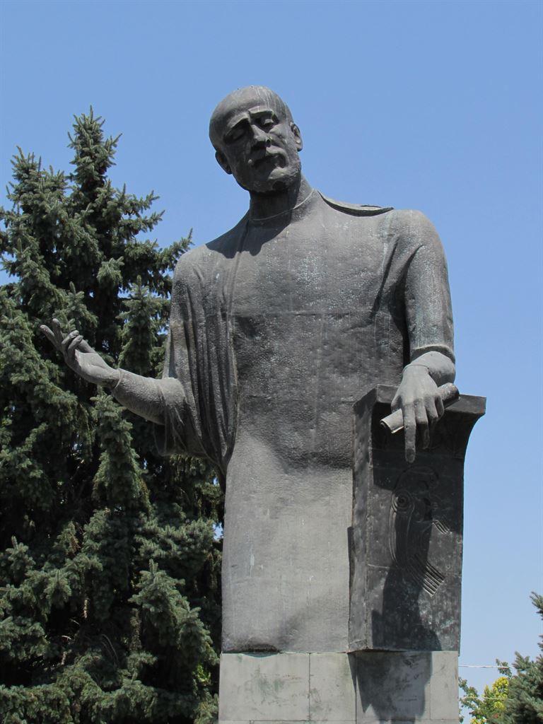 statue
