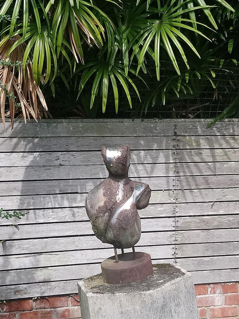 statue
