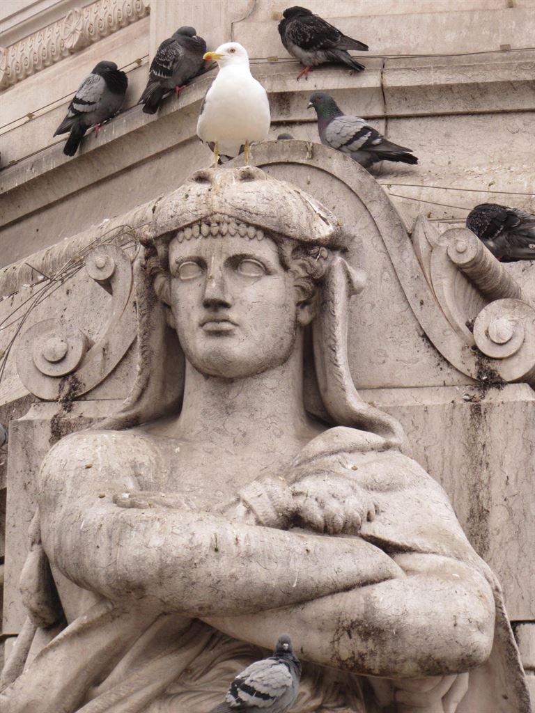statue
