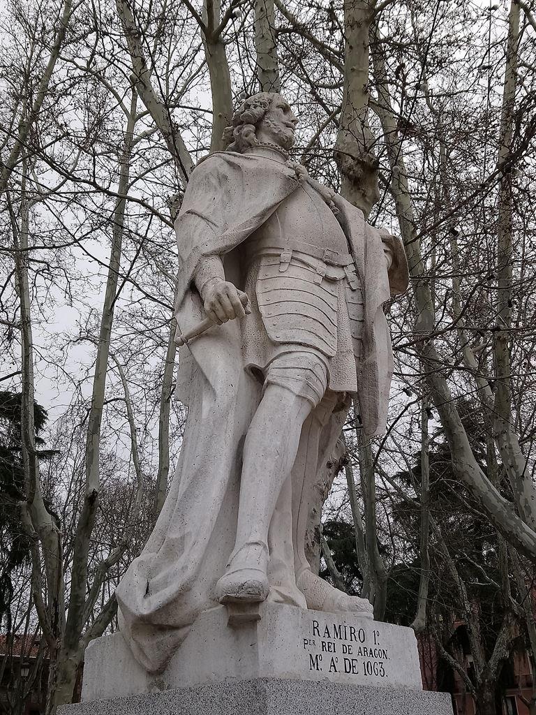 statue