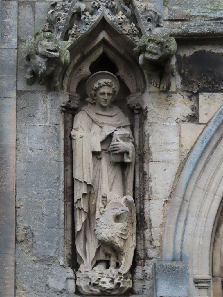 statue