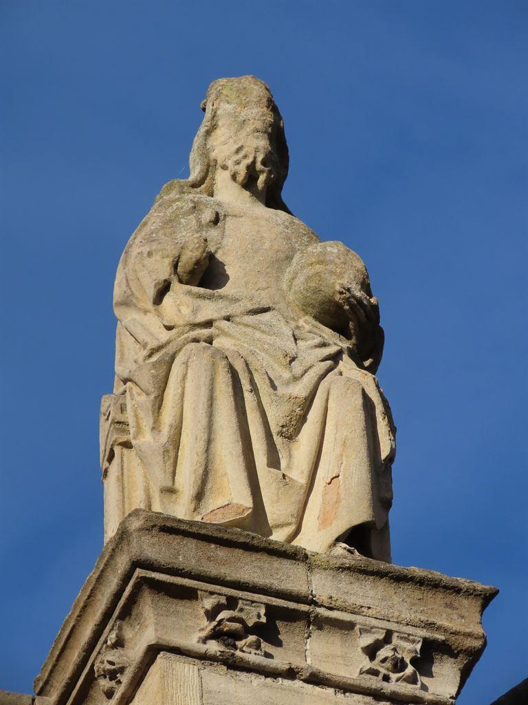 statue