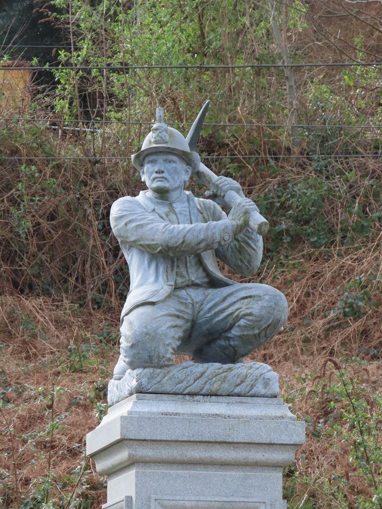 statue