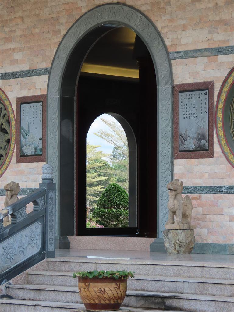 throughdoor