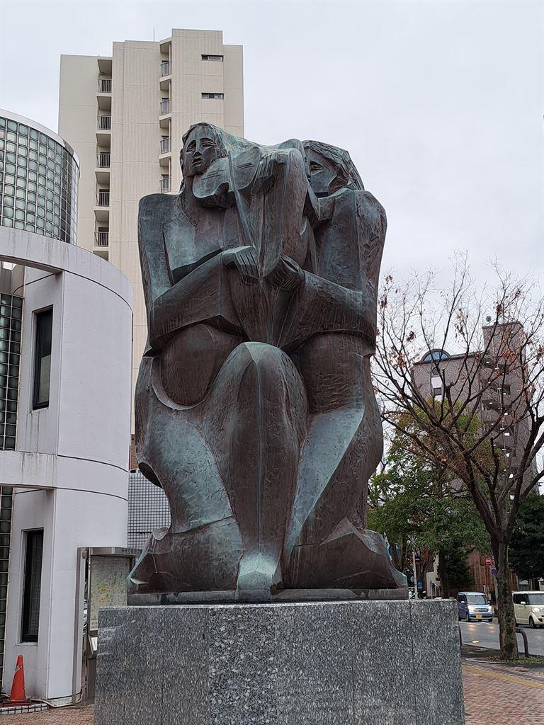 statue