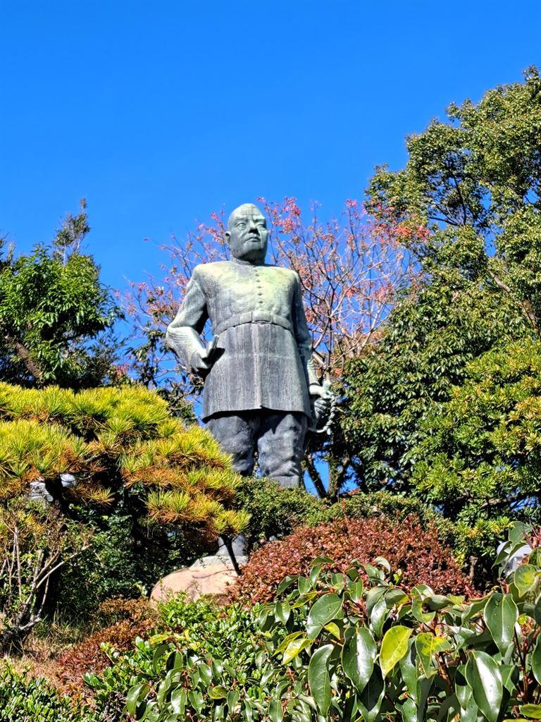 statue