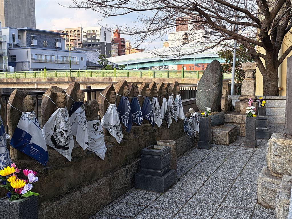 statues1