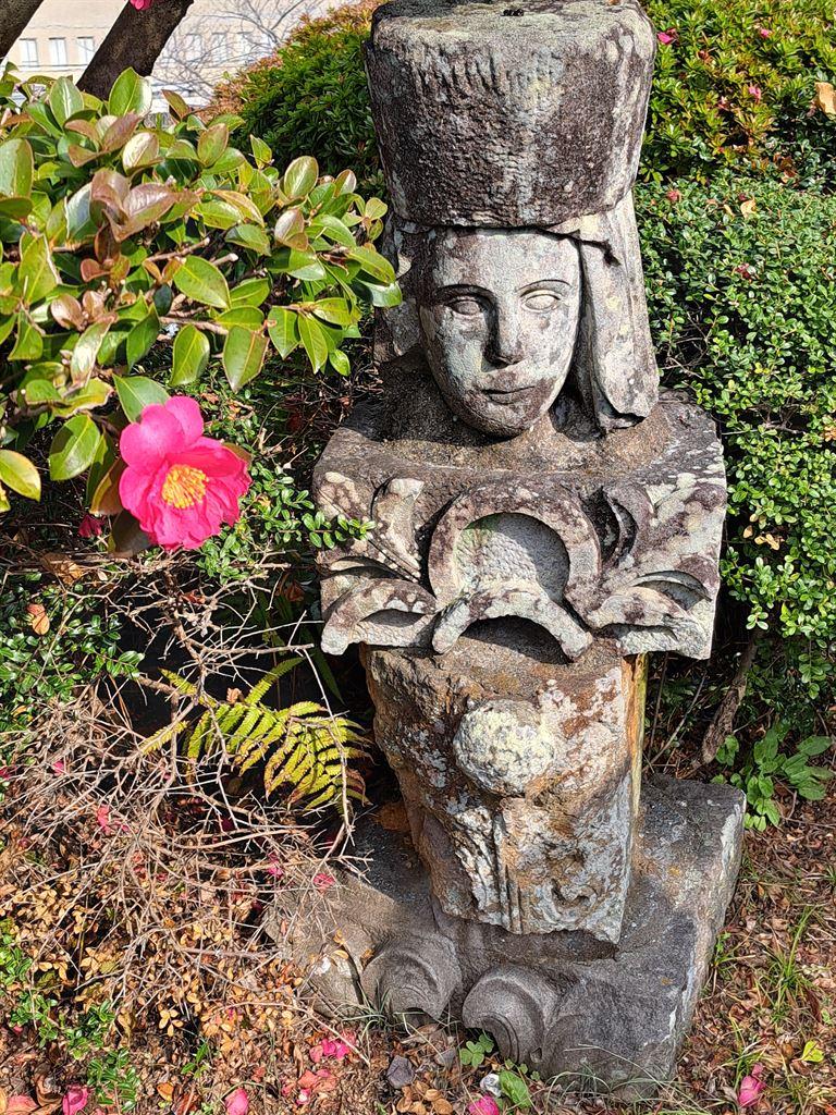 statue&flower
