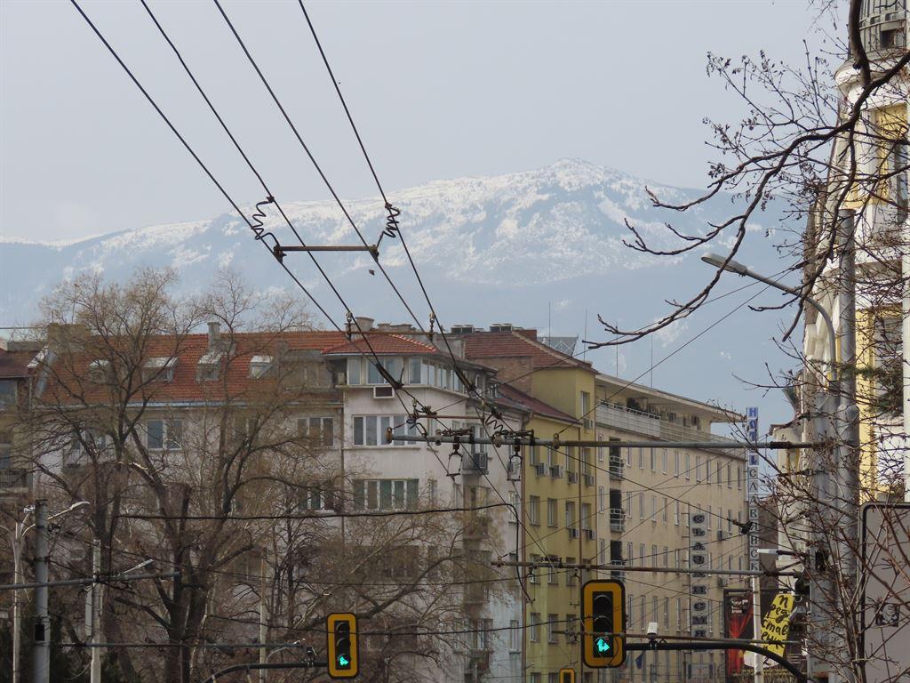 buildings&mountains