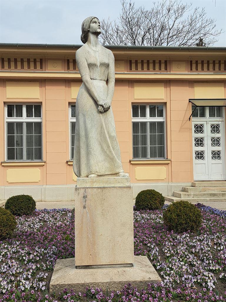 statueincemetery