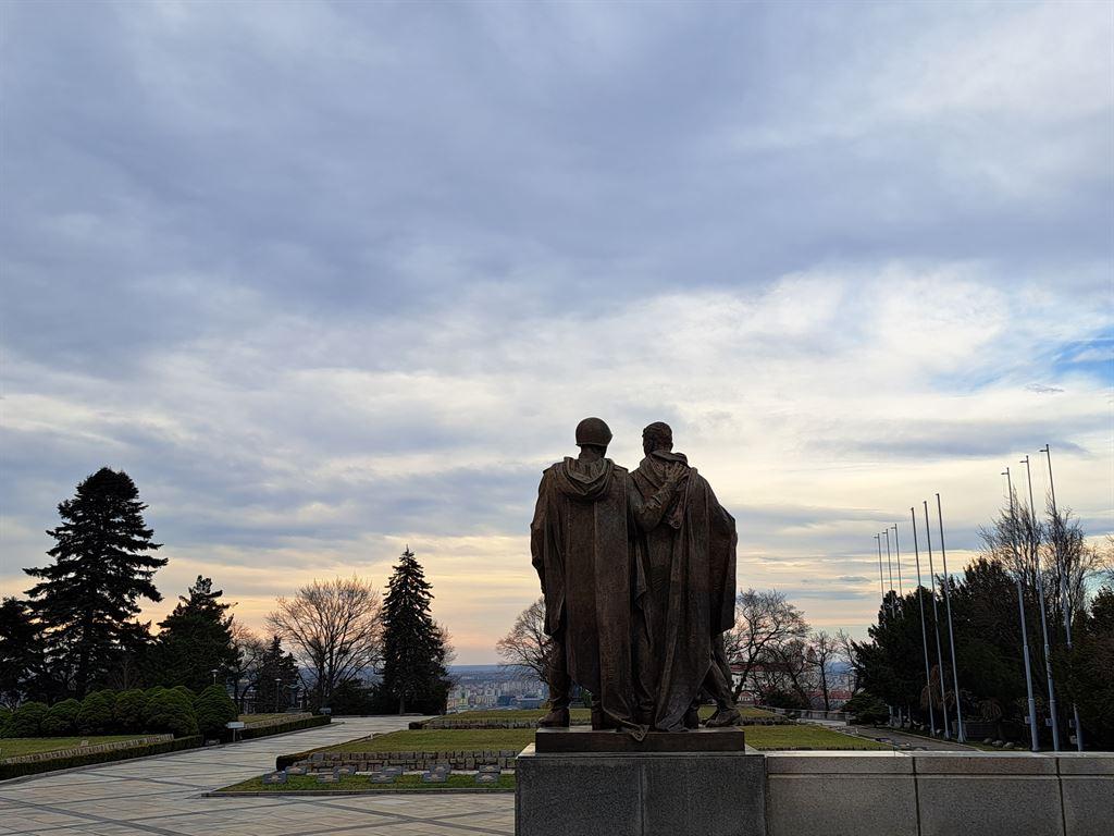 statues1