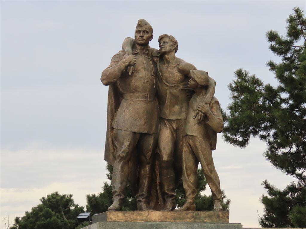 statues2