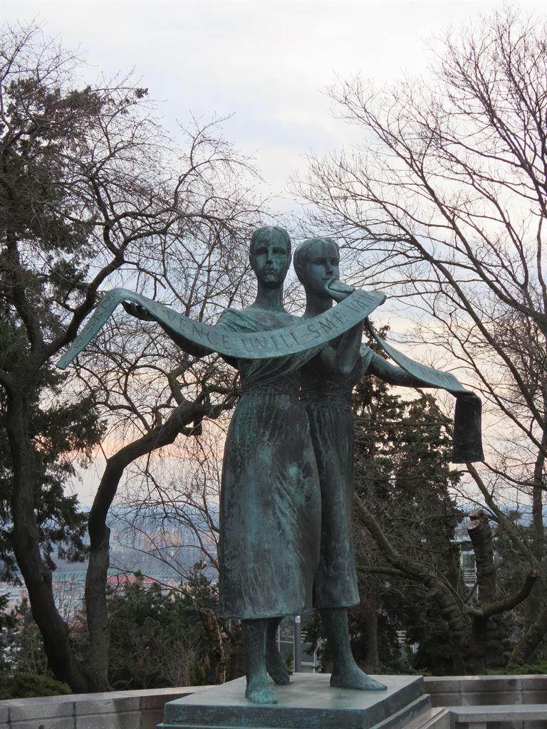 statues3