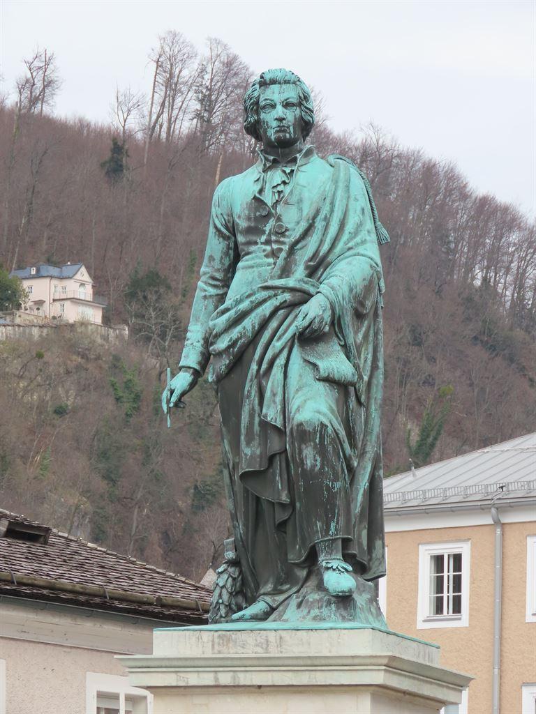 statue