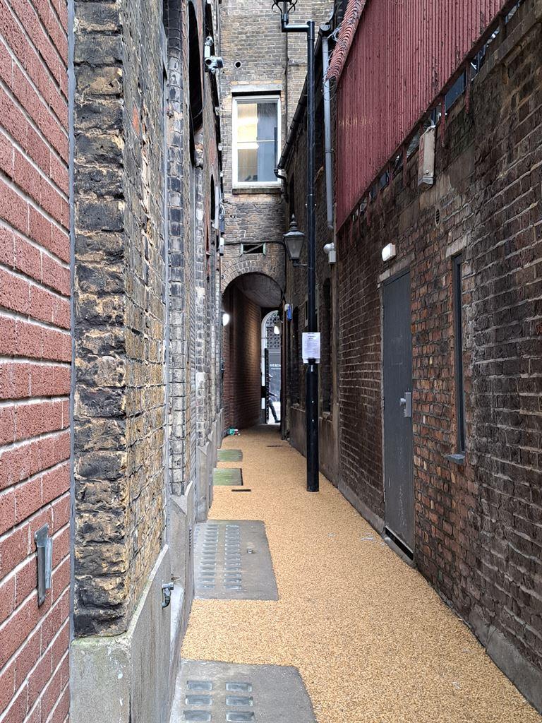 alley