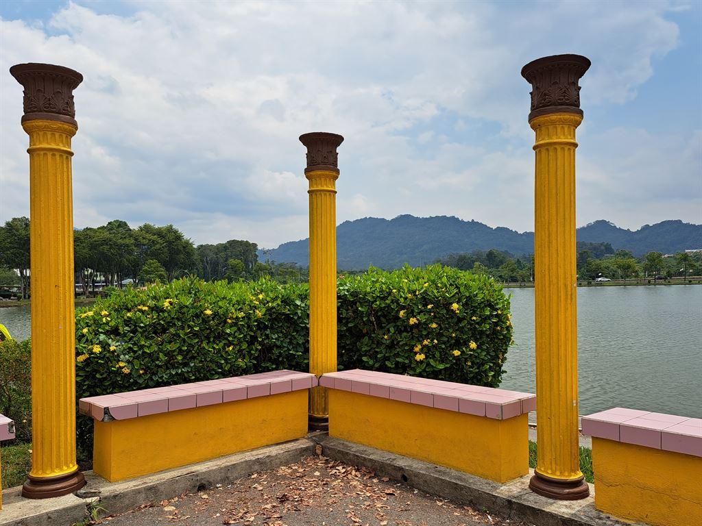 yellowcolumns