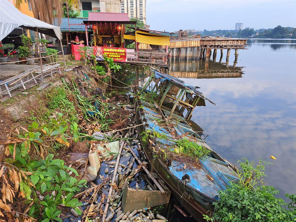 deadboat