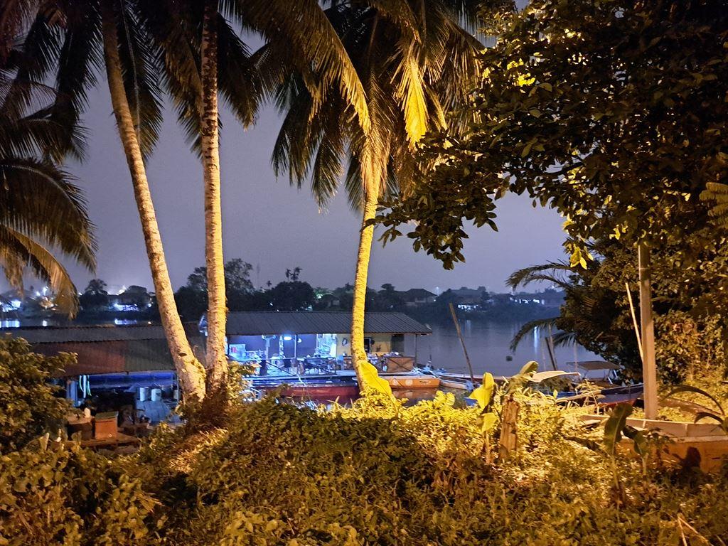 houseboat