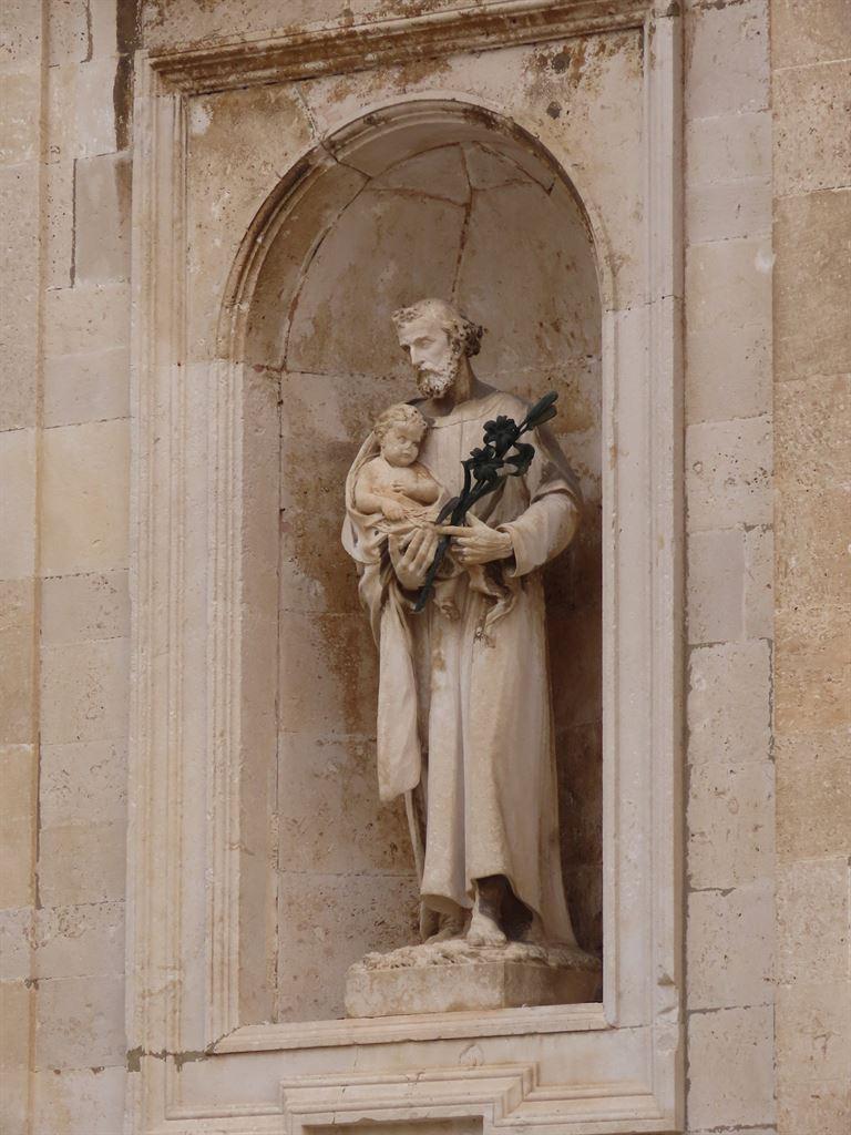 statues3