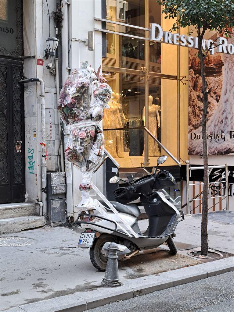 scooter&bouquet