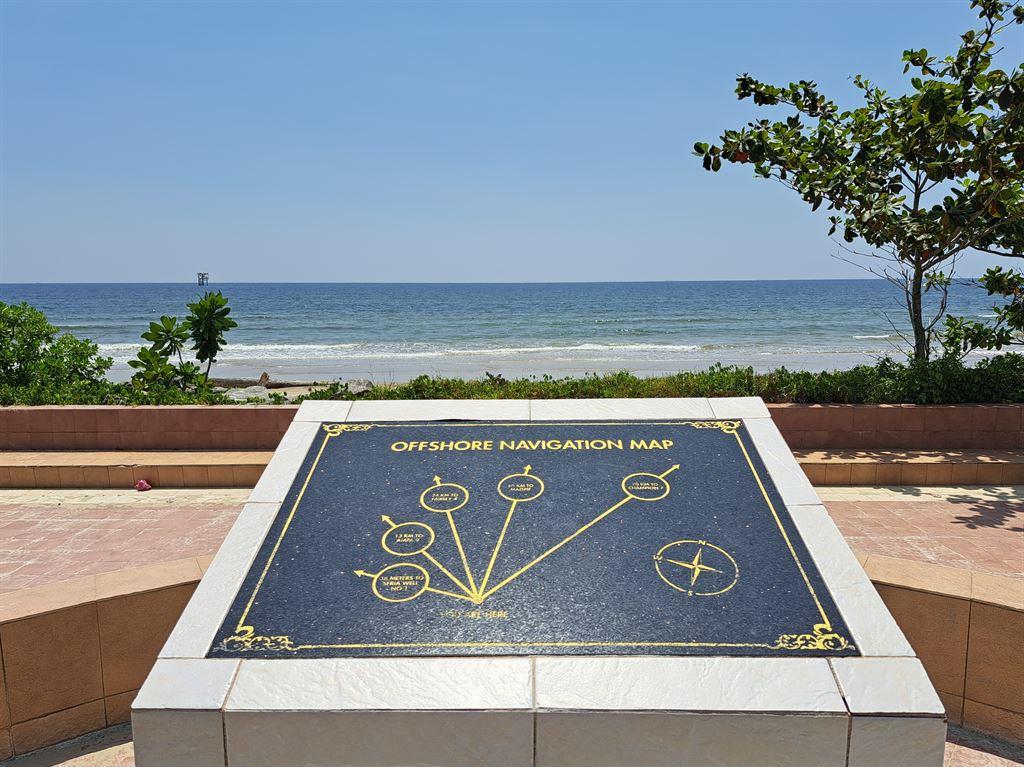 sea&plaque