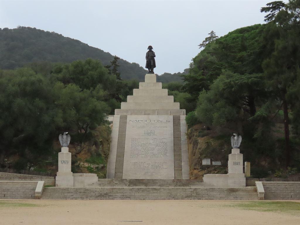 statue1