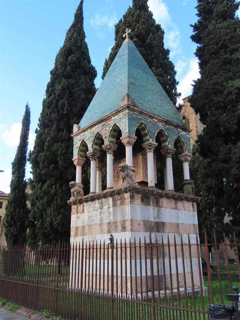 tomb1