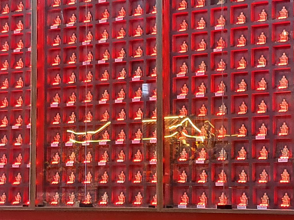 statues