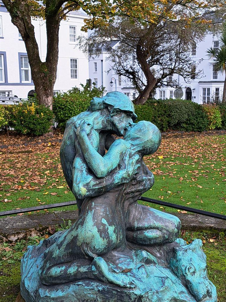statue