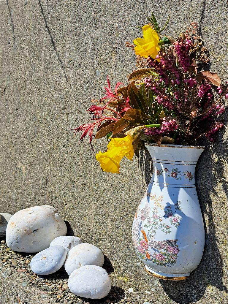 vase&stones